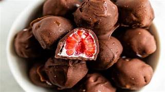 persona cocinando una torta